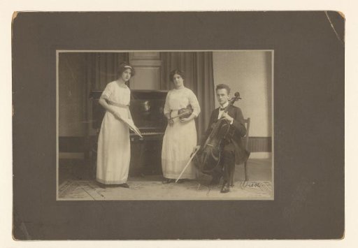 Group portrait of cellist Gerard Wisse, a violinist and pianist Léonie Joosten