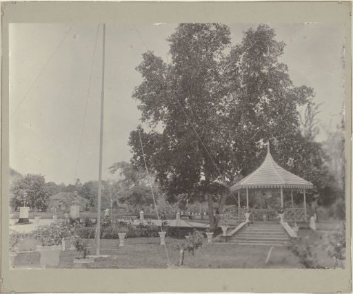 Garden with flagpole and pendopo in Dutch East Indies