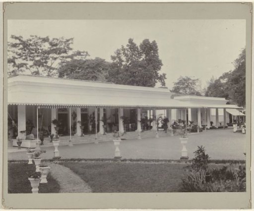 Villa with veranda in Dutch East Indies