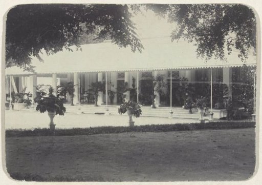 Villa with veranda and servant in Dutch East Indies
