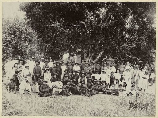 Group portrait of unknown KNIL soldiers, with men, women and children, Dutch East Indies