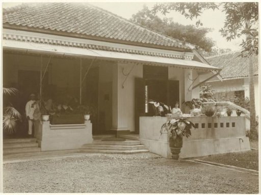 House in Dutch East Indies, with unknown couple and servant on terrace