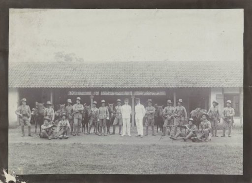 Group portrait of unknown KNIL soldiers of the Eleventh Battalion with machine guns, Dutch East Indies