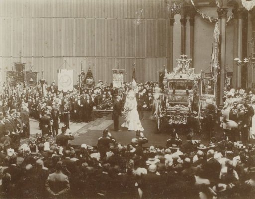 Queen Wilhelmina receives the Golden Coach as a gift from the population of Amsterdam