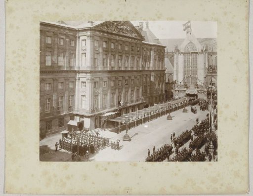 Greeting of Queen Wilhelmina after her inauguration, at the Palace on the Dam, Amsterdam