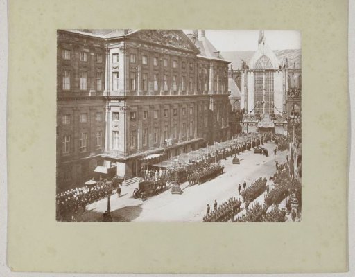Greeting of Wilhelmina by soldiers and citizens after her inauguration as queen, at the Palace on the Dam, Amsterdam