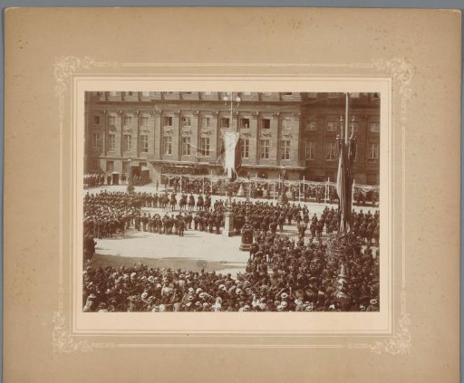 Queen Wilhelmina under the canopy after her inauguration in Amsterdam under the watchful eye of a large crowd