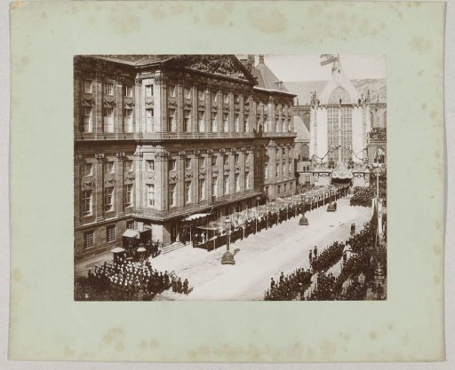 Wilhelmina on the way from the Palace on the Dam to the New Church, Amsterdam, for her inauguration as queen