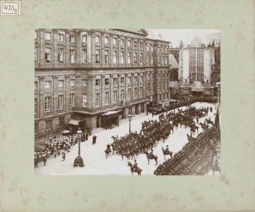 Military honors, rendered by soldiers of all corps to Wilhelmina, the day before her inauguration as queen, at the Palace on the Dam, Amsterdam