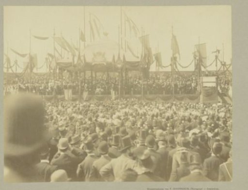 Queen Wilhelmina and Regent Emma during the laying of the first stone of the Wilhelmina Hospital in Amsterdam under the watchful eye of a large public.