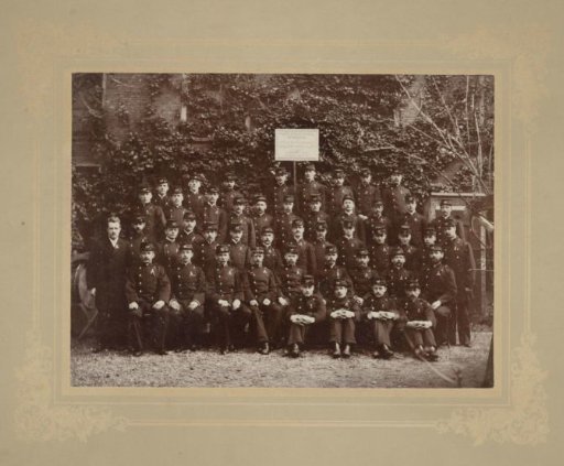 Group portrait of the music, singing and theatre association 'Willem van Zuylen' of postal and telegraph employees