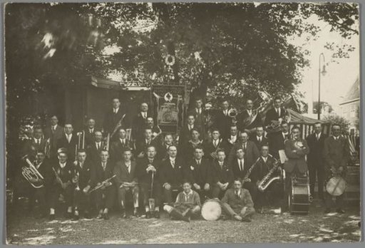Group portrait of the music association 'Kunst en strijd' in Amsterdam