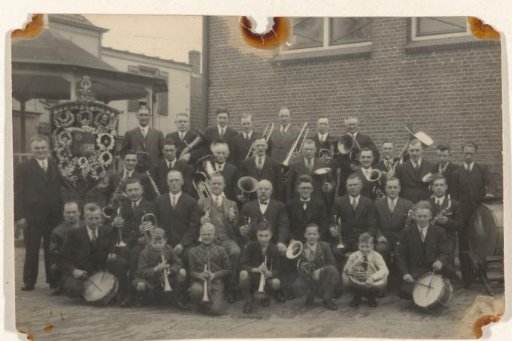 Group portrait of music ensemble Crescendo