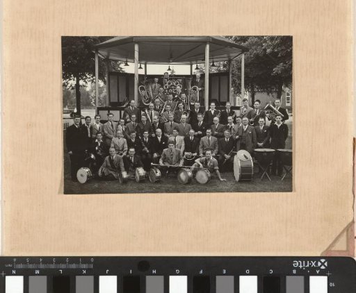 Group portrait of the wind band 'Crescendo'