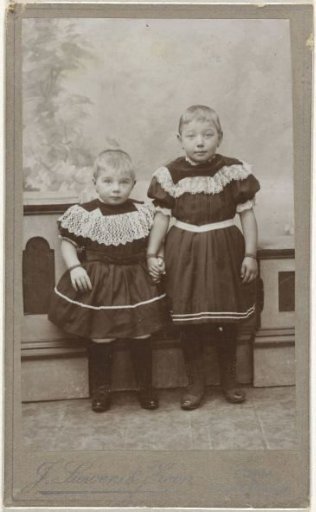 Portrait of Guurtje and Neeltje Bark