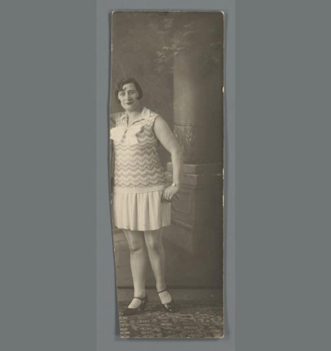 Portrait of Cato Merks in a photography studio