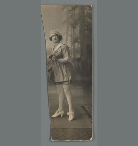 Portrait of Cato Merks in a photography studio