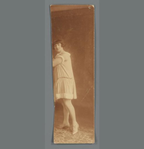 Portrait of Cato Merks in a photography studio