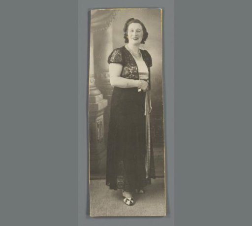 Portrait of Cato Merks in a photography studio