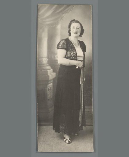 Portrait of Cato Merks in a photography studio