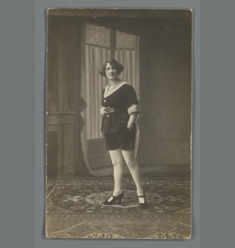 Portrait of Cato Merks in a photography studio