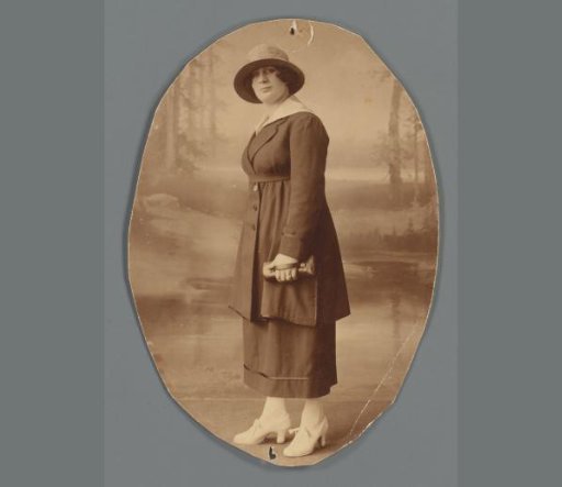 Portrait of Cato Merks in a photography studio
