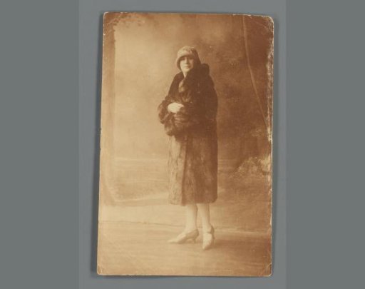 Portrait of Cato Merks in a photography studio