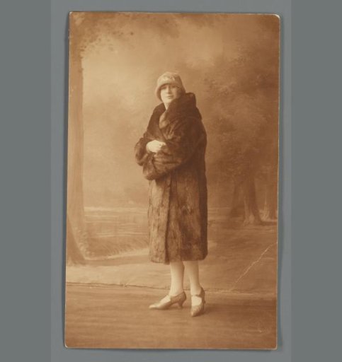 Portrait of Cato Merks in a photography studio