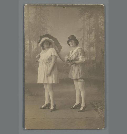 Portrait of Henny and Cato Merks in a photography studio