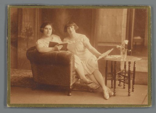Portrait of Henny and Cato Merks sitting on a bench