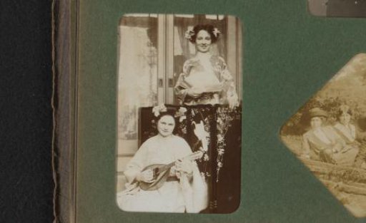 Wiesje Merkus and Willy Kersbergen in kimonos with a fan and lute before an Asian lacquer screen