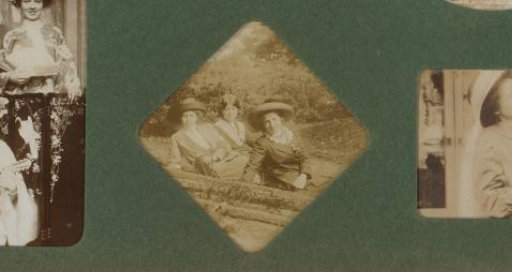 Willy Kersbergen with two unknown young women in the grass