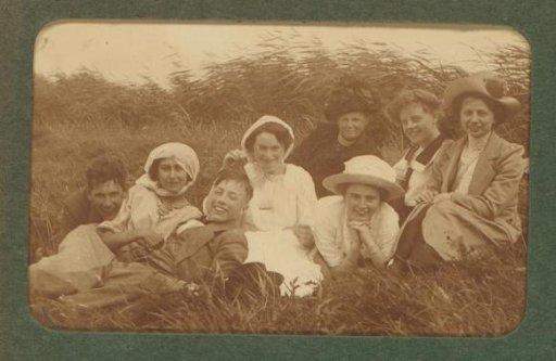 Group photo in the grass, Theo and Jenny Wichers on the left next to Alexander Voormolen, then Wiesje and Anneke Merkus and three unknown persons