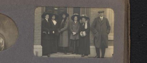 Group portrait in front of a house with Wiesje Merkus, Bertha Huygens de Raat, Jenny Wichers, Gretha, Pauline van den Bussche and Theo Wichers