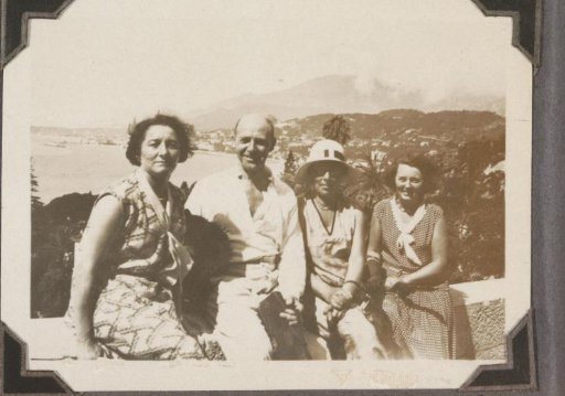 Man and three women on a wall along the road from Menton to Roquebrune-Cap-Martin