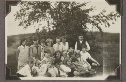 Group portrait of a class and two teachers of the Planciusschool