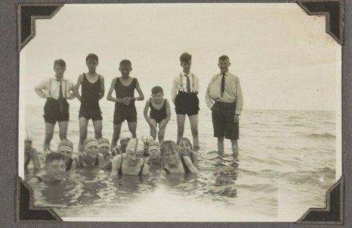 Schoolchildren at the sea, possibly pupils of the Planciusschool