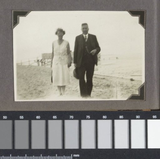 Man and woman at the beach, possibly teachers of the Planciusschool