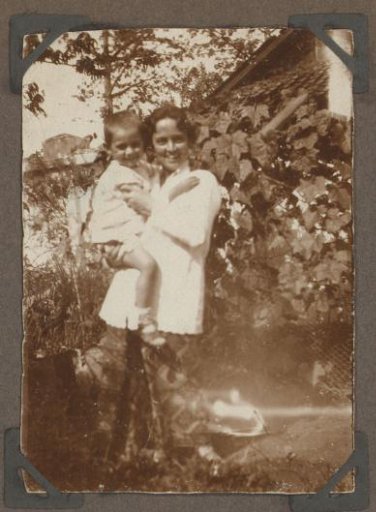 Portrait of Henriëtte Wassink with her son Johannes van Zijll de Jong in a garden