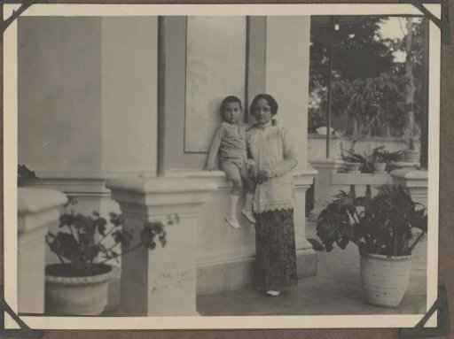 Portrait of Henriëtte Wassink with her son Johannes van Zijll de Jong
