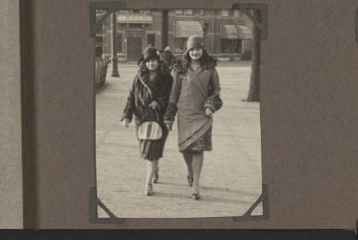 Henriëtte Wassink and her daughter Wilhelmina van Zijll de Jong walking in the street
