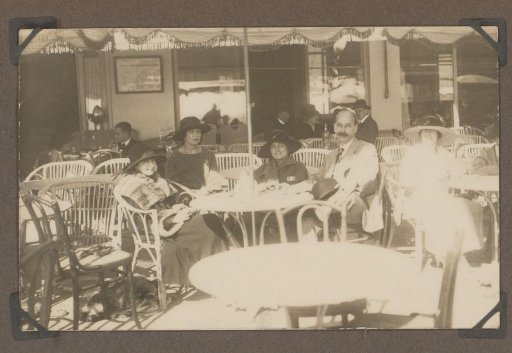 Henriëtte Wassink and Meinard Dorus Mijer with two others at a table on a terrace