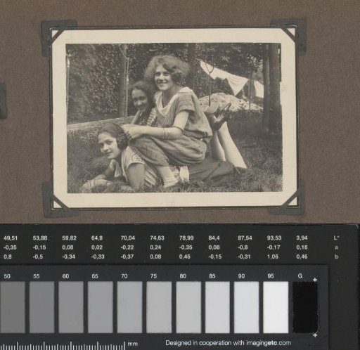 Wilhelmina and Dootje van Zijll de Jong with an unknown person in a garden