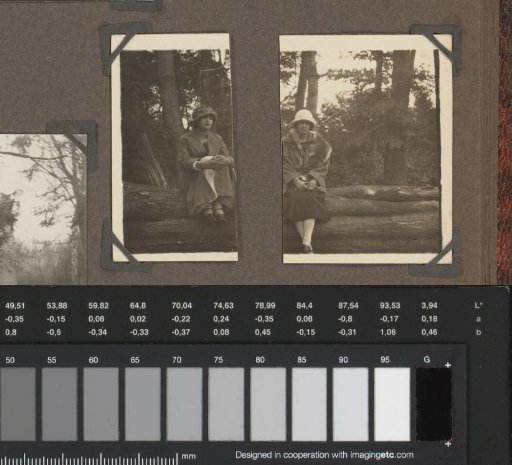 Wilhelmina and Dootje van Zijll de Jong sitting on a tree trunk