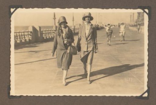 Portrait of Henriëtte Wassink and Dootje van Zijll de Jong walking on the boulevard in Scheveningen