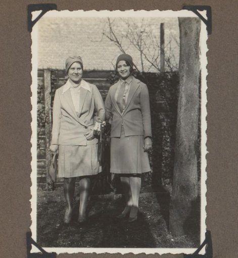 Wilhelmina van Zijll de Jong with an unknown person in a garden