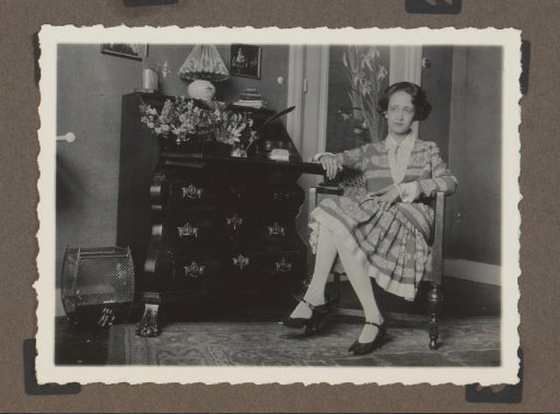 Dootje van Zijll de Jong at a secretaire