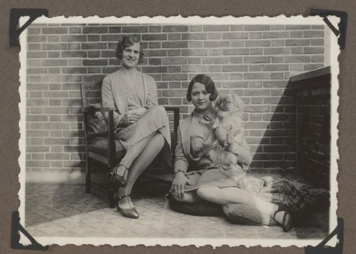 Corry Mak van Waay-Zulver and Wilhelmina van Zijll de Jong with a dog on a balcony