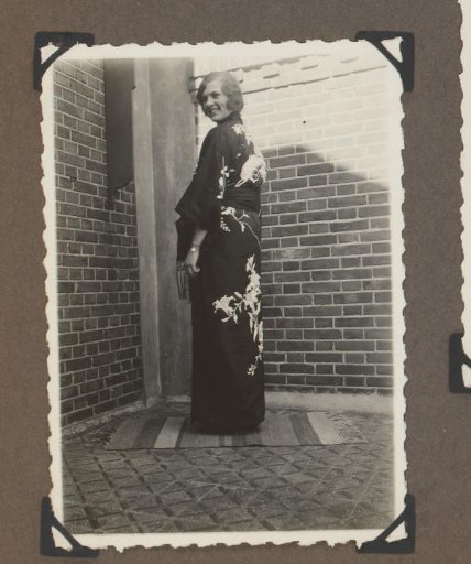 Portrait of Corry Mak van Waay-Zulver in a kimono