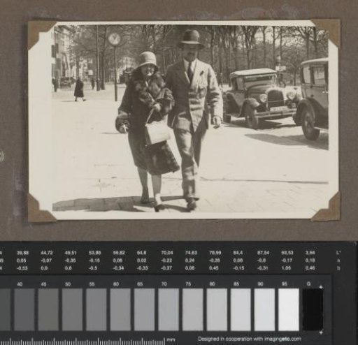 Henriëtte Wassink and Johannes van Zijll de Jong walking in the street